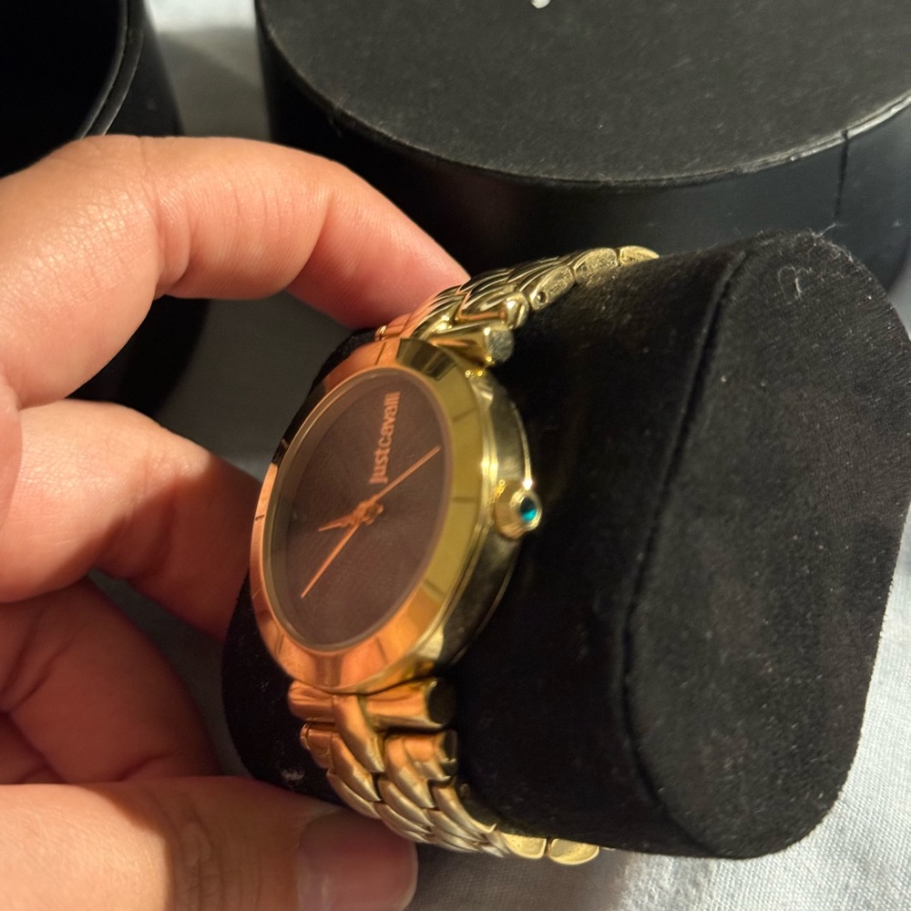 Chic, sleek and fashionable, a precise timepiece and elegant accessory.